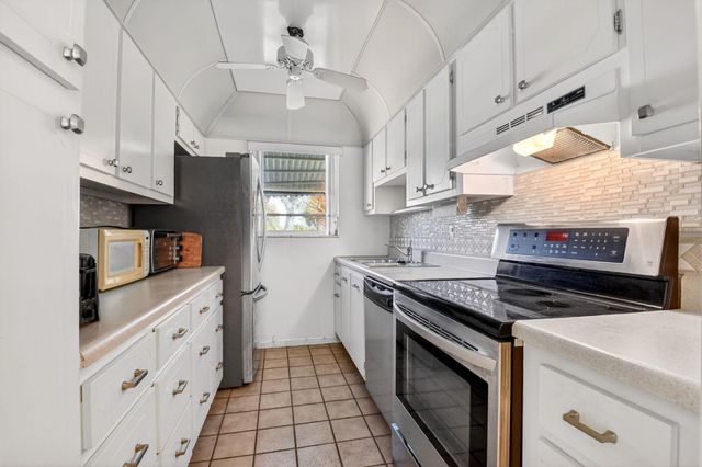 7293 W Oakridge Circle, Lantana, FL 33462