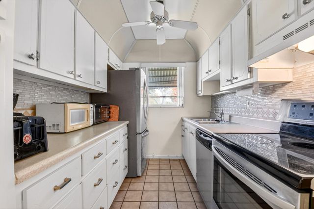 7293 W Oakridge Circle, Lantana, FL 33462