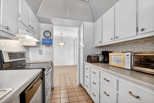 7293 W Oakridge Circle, Lantana, FL 33462