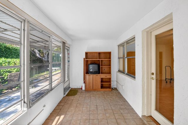 7293 W Oakridge Circle, Lantana, FL 33462