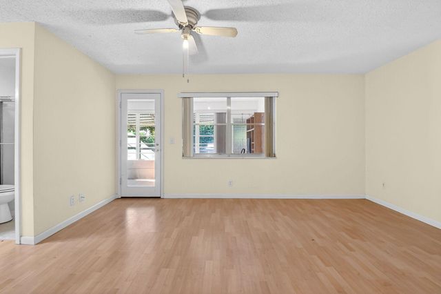 7293 W Oakridge Circle, Lantana, FL 33462