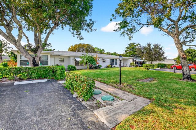 7293 W Oakridge Circle, Lantana, FL 33462