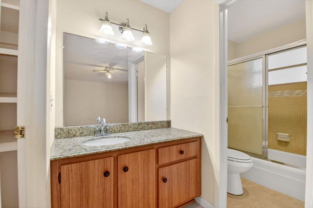 7293 W Oakridge Circle, Lantana, FL 33462