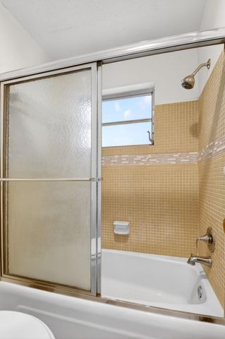 7293 W Oakridge Circle, Lantana, FL 33462