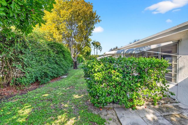 7293 W Oakridge Circle, Lantana, FL 33462