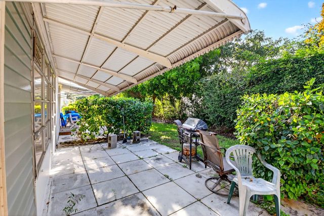 7293 W Oakridge Circle, Lantana, FL 33462