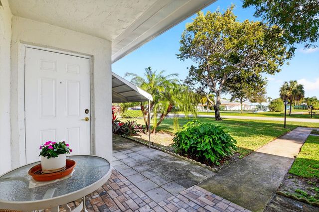 7293 W Oakridge Circle, Lantana, FL 33462