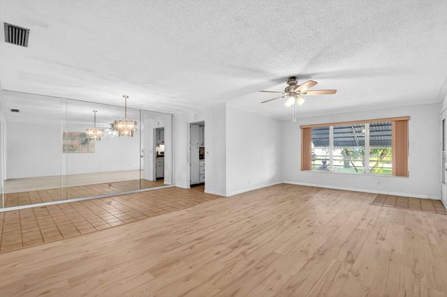 7293 W Oakridge Circle, Lantana, FL 33462