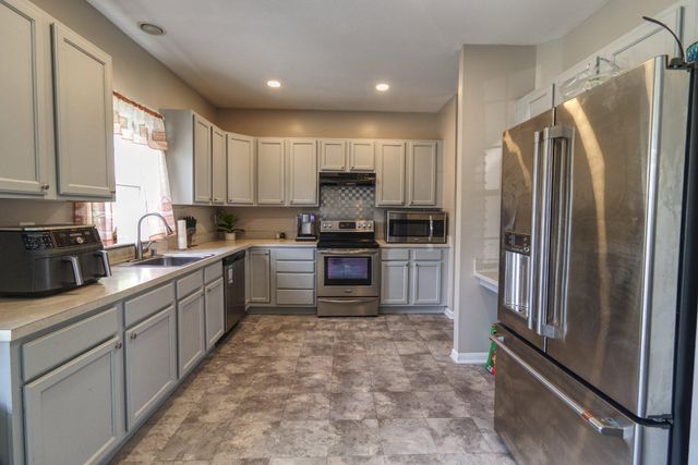 215 SEAMASTER RD, Essex, MD 21221
