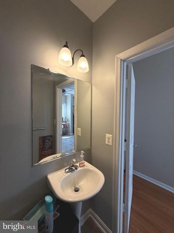 215 SEAMASTER RD, Essex, MD 21221