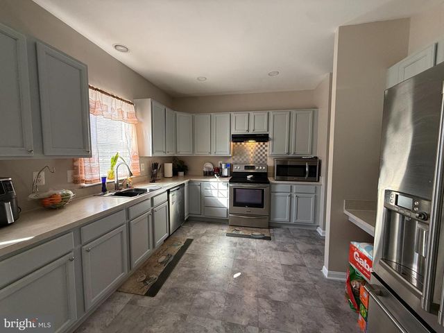 215 SEAMASTER RD, Essex, MD 21221