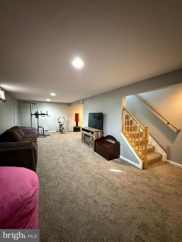 215 SEAMASTER RD, Essex, MD 21221