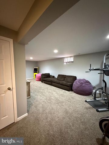 215 SEAMASTER RD, Essex, MD 21221