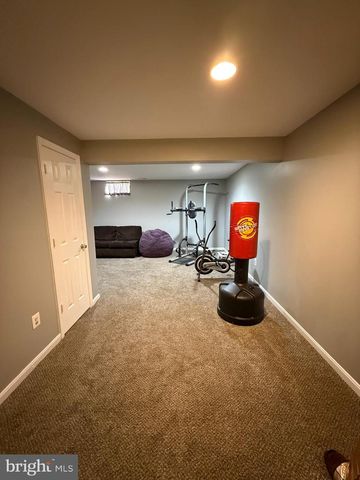 215 SEAMASTER RD, Essex, MD 21221