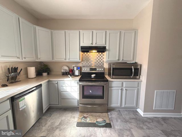 215 SEAMASTER RD, Essex, MD 21221