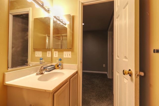 215 SEAMASTER RD, Essex, MD 21221