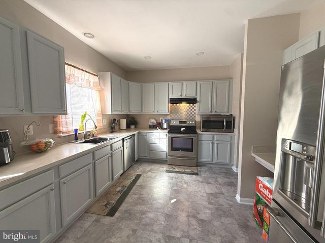 215 SEAMASTER RD, Essex, MD 21221