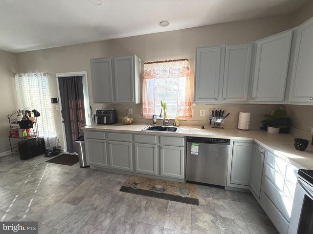 215 SEAMASTER RD, Essex, MD 21221