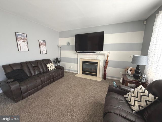 215 SEAMASTER RD, Essex, MD 21221