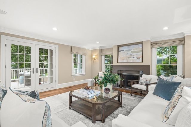 8 Tennyson Rd, Wellesley, MA 02481
