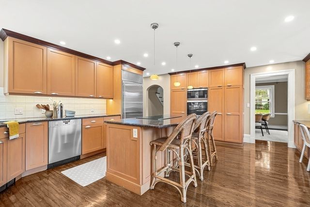 8 Tennyson Rd, Wellesley, MA 02481