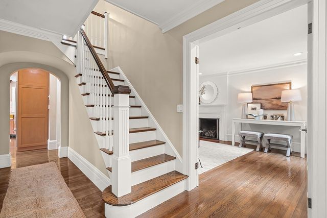 8 Tennyson Rd, Wellesley, MA 02481