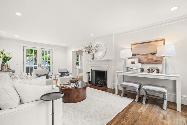 8 Tennyson Rd, Wellesley, MA 02481