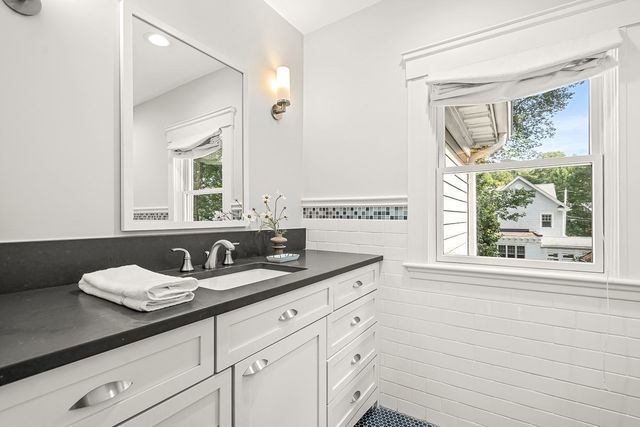 8 Tennyson Rd, Wellesley, MA 02481