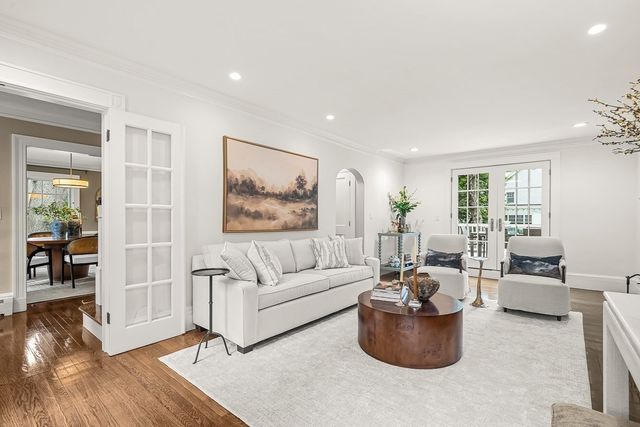 8 Tennyson Rd, Wellesley, MA 02481