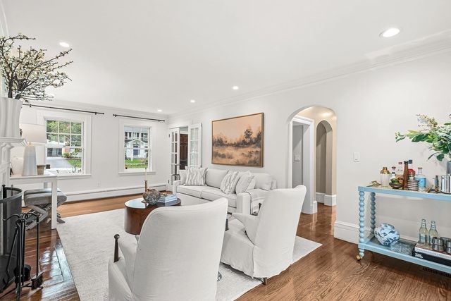 8 Tennyson Rd, Wellesley, MA 02481