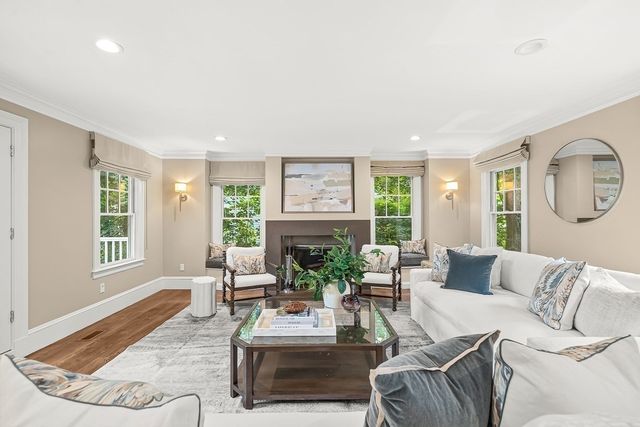 8 Tennyson Rd, Wellesley, MA 02481