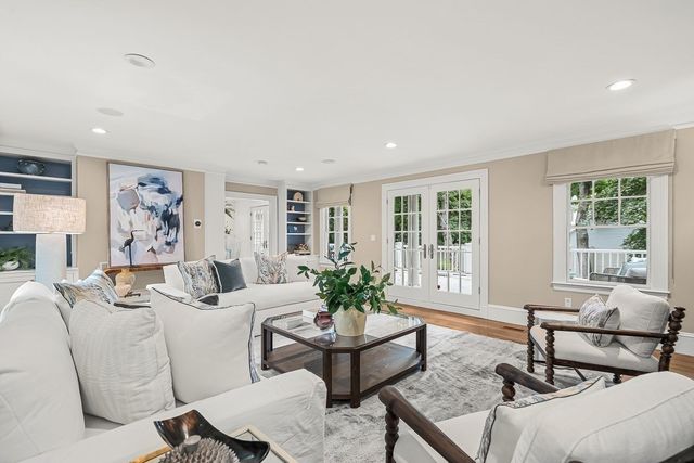 8 Tennyson Rd, Wellesley, MA 02481