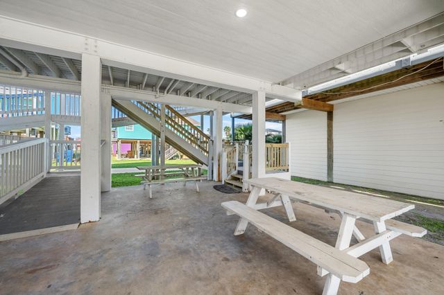148 Howard Avenue, Surfside Beach, TX 77541