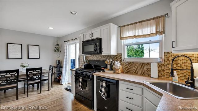 21729 Ridgeway Street, Saint Clair Shores, MI 48080