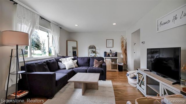 21729 Ridgeway Street, Saint Clair Shores, MI 48080