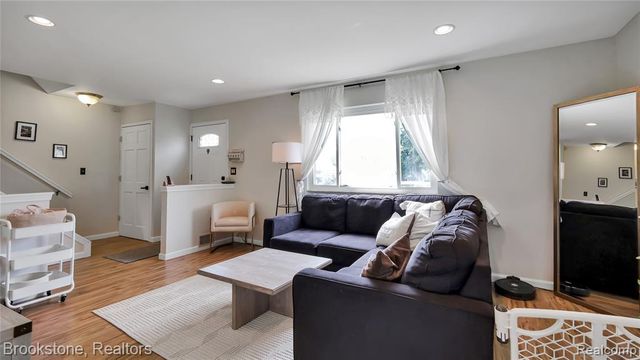 21729 Ridgeway Street, Saint Clair Shores, MI 48080