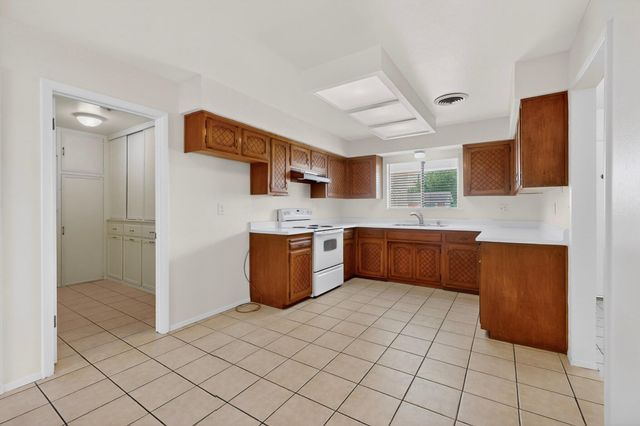 9429 Dona Marguerita Avenue NE, Albuquerque, NM 87111