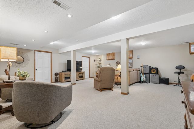 9445 Deer Ridge Dr., Cedar Rapids, IA 52411