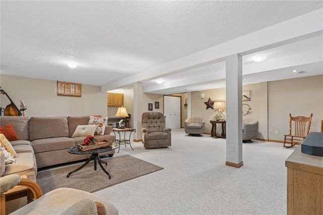 9445 Deer Ridge Dr., Cedar Rapids, IA 52411