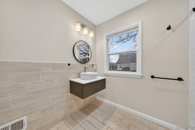 9290 Wildemere Street, Detroit, MI 48206