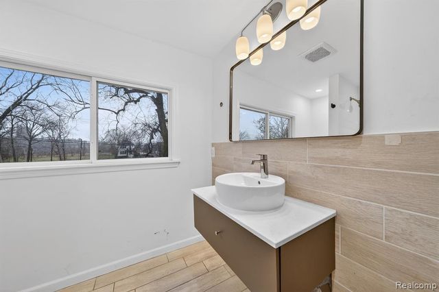 9290 Wildemere Street, Detroit, MI 48206