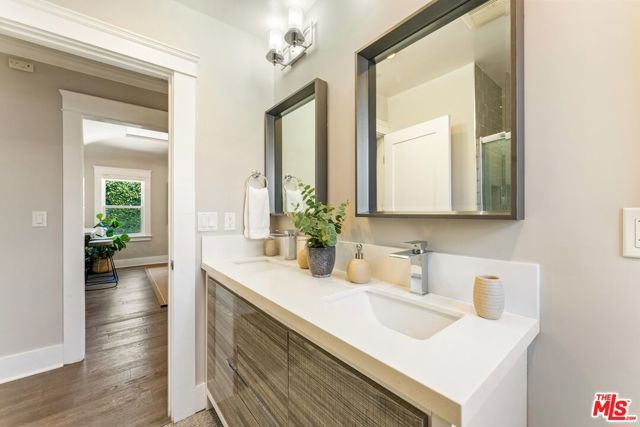 6607 De Longpre Avenue, Los Angeles, CA 90028