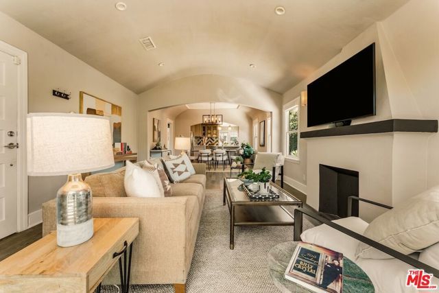 6607 De Longpre Avenue, Los Angeles, CA 90028