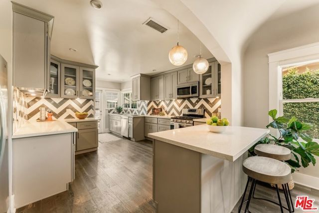 6607 De Longpre Avenue, Los Angeles, CA 90028