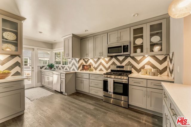 6607 De Longpre Avenue, Los Angeles, CA 90028