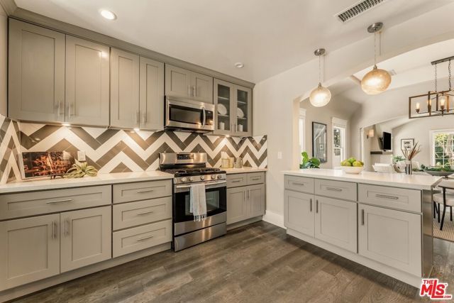 6607 De Longpre Avenue, Los Angeles, CA 90028