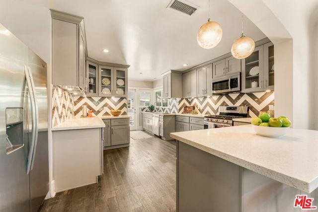 6607 De Longpre Avenue, Los Angeles, CA 90028