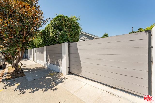 6607 De Longpre Avenue, Los Angeles, CA 90028