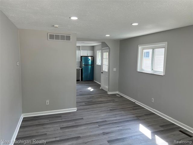 5709 Weddell Street, Dearborn Heights, MI 48125