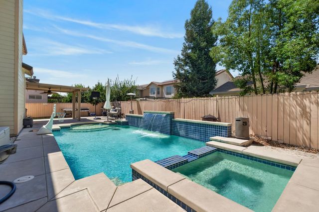 10236 Stathos Dr, Elk Grove, CA 95757